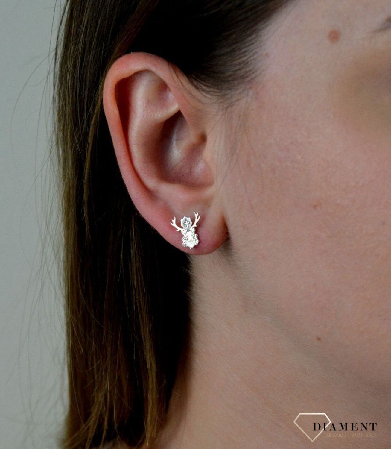 Srebrne kolczyki na sztyft 'Jeleń Św Huberta' KR R552-ROD.jpg